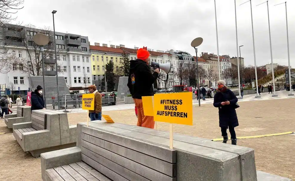 Bodydays-Inhaber "Gerdschi" Gerhard Laister bei der Demonstration