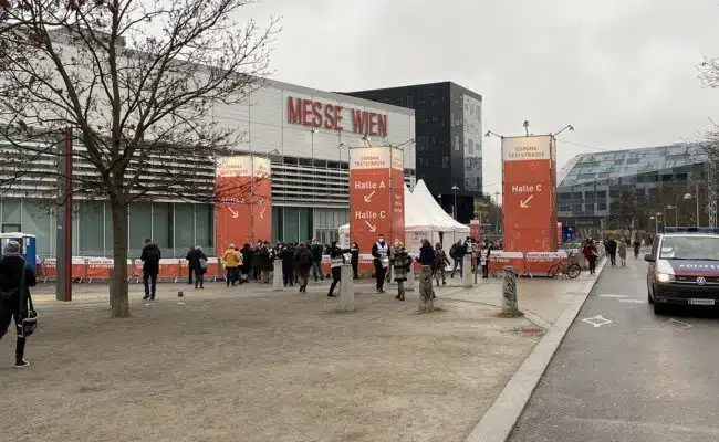 Eingang zur Corona-Teststraße in der Messe Wien