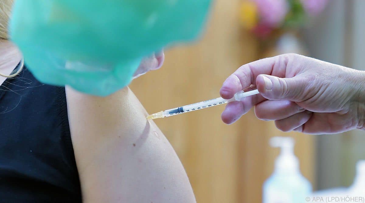 Impfdosen werden zuerst an an Pflegeheime ausgeliefert