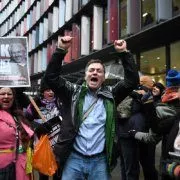 Anhänger des Wikileaks-Gründers Julian Assange feiern Erfolg vor Gericht in London