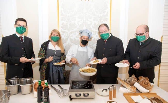 Kernöl-Eierspeise braten beim Steirerball 2021
