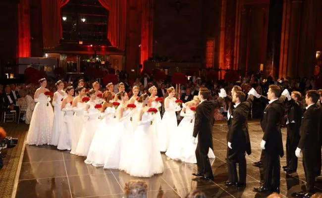 Debütanten eröffnen den "Wiener Opernball" in New York