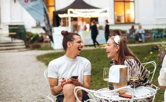 Gastgarten im Palais Auersperg während des ESC 2026 in Wien mit Public Viewing und Gastronomie