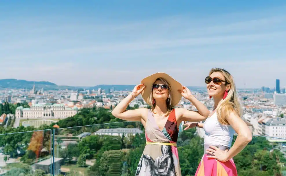 Das Hotel Andaz Vienna am Belvedere bietet eine Dachterrasse mit Ausblick auf Wien