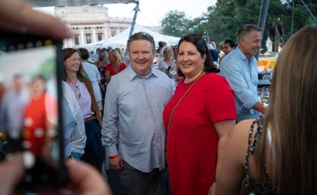 Michael Ludwig und Kathrin Gaal besuchten das Public Viewing am Rathausplatz