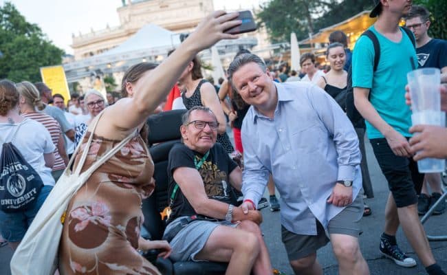 Bürgermeister Michael Ludwig mischte sich unter die Fans am Rathausplatz