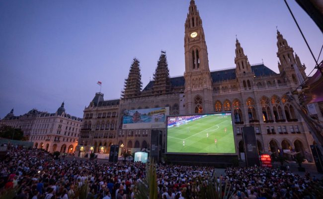 EM-Spiel Österreich gegen Deutschland beim Filmfestival am Rathausplatz