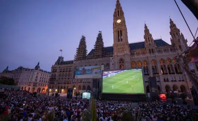 Public Viewing der Fußball EM-Spiele am Rathausplatz.