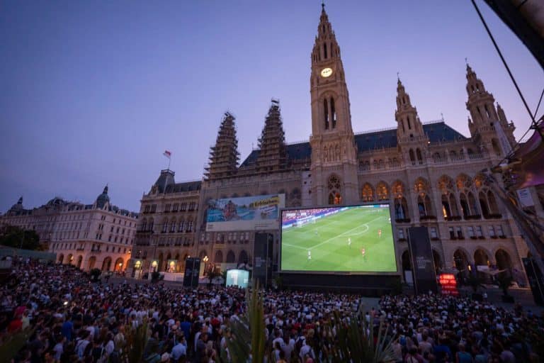 Public Viewing der Fußball EM-Spiele am Rathausplatz.