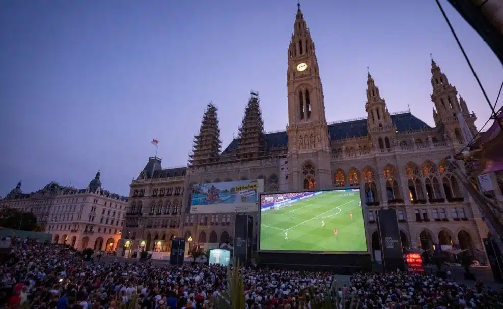 Public Viewing der Fußball EM-Spiele am Rathausplatz.