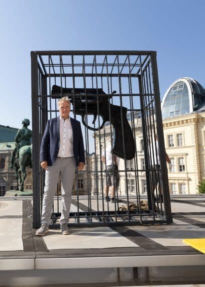 Klaus Albrecht Schröder zeigt Revolver am Albertina Vorplatz