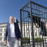 Klaus Albrecht Schröder zeigt Revolver-Installation von Vladimir Dodig Trokut