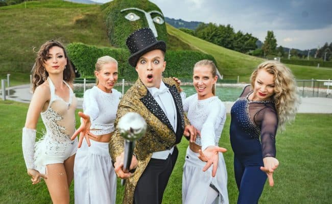 Swarovski Kristallwelten und Circus-Theater Roncalli eröffnen das Zirkusfestival