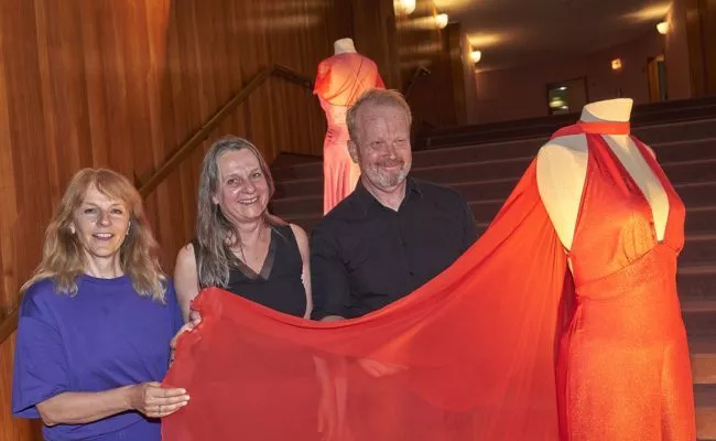 Bettina Hering, Renate Martin und Jan Meier präsentieren ein Kleid der Buhlschaft 2022