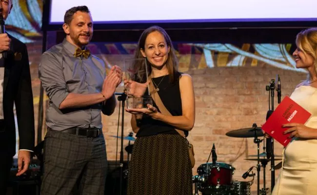 Sarah Schulz von der Mediaagentur IPG Mediabrands nahm den Youngstar Award 2022 entgegen.