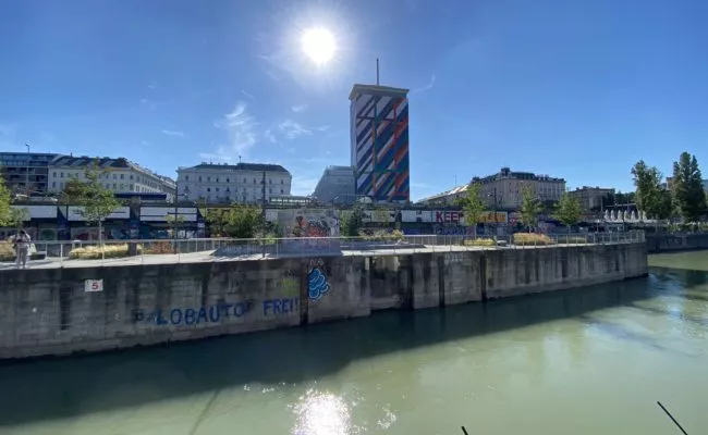Street Art Graffiti am Donaukanal. Im Hintergrund der Ringturm.