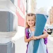 Kind mit handgemachter Schultüte für den 1. Schultag in Wien