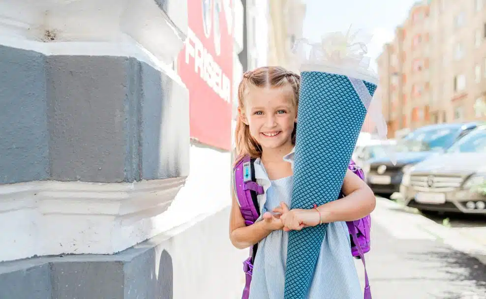 Kind mit handgemachter Schultüte für den 1. Schultag in Wien