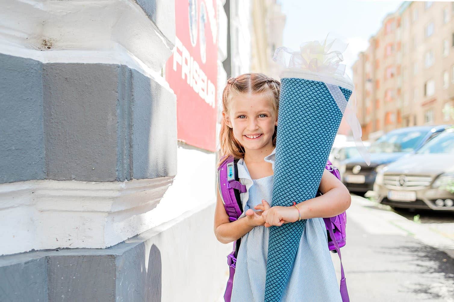 Kind mit handgemachter Schultüte für den 1. Schultag in Wien