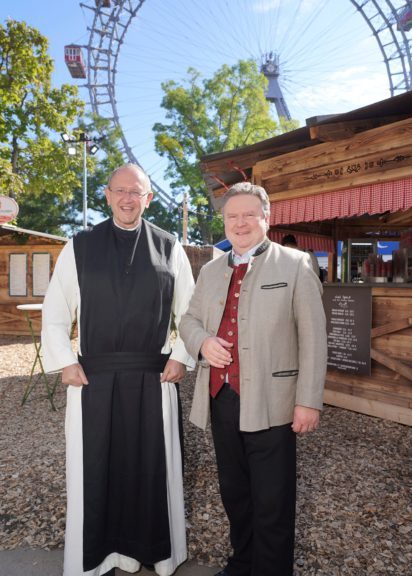 Pater Karl Wallner und Bürgermeister Michael Ludwig bei der Eröffnung der Kaiser Wiesn.