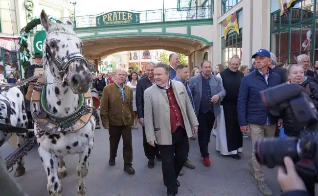 Feierlicher Umzug durch den Wiener Prater anlässlich der Eröffnung der Kaiserwiesn.