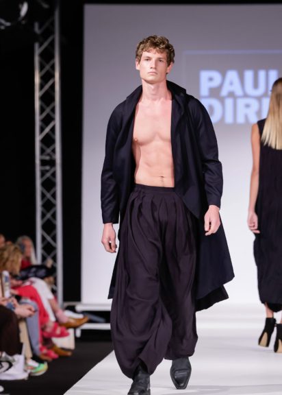 Model am Laufsteg während der MQ Vienna Fashion Week 2022 in Outfits von Designer Paul Direk