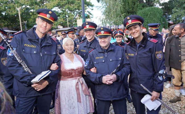 Polizei Musik Wien und Jazz Gitti bei der Eröffnung der Kaiser Wiesn