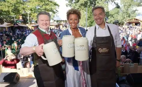 Michael Ludwig, Arabella Kiesbauer und Hans Knauss stoßen auf die Kaiser Wiesn an