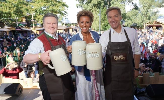 Michael Ludwig, Arabella Kiesbauer und Hans Knauss stoßen auf die Kaiser Wiesn an