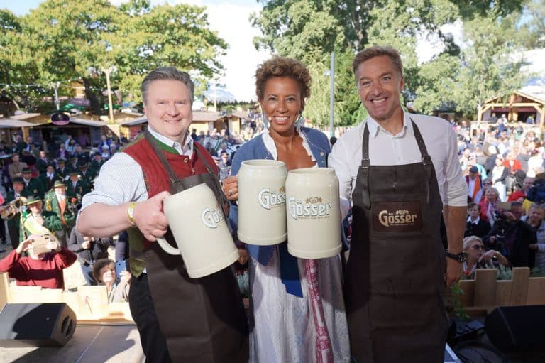 Michael Ludwig, Arabella Kiesbauer und Hans Knauss stoßen auf die Kaiser Wiesn an