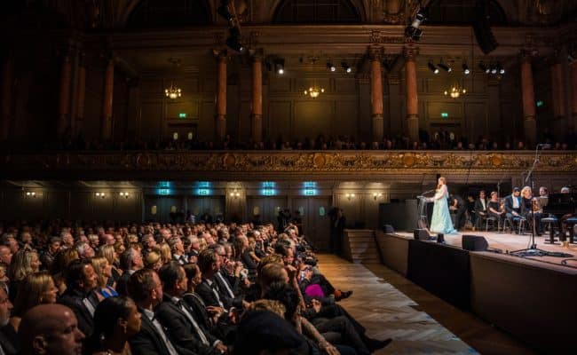 Barbara Meier laudatiert Preisträger Hannes Jaenicke