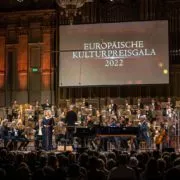 Camilla Nylund mit Orchester während der Verleihung der Europäischen Kulturpreise.