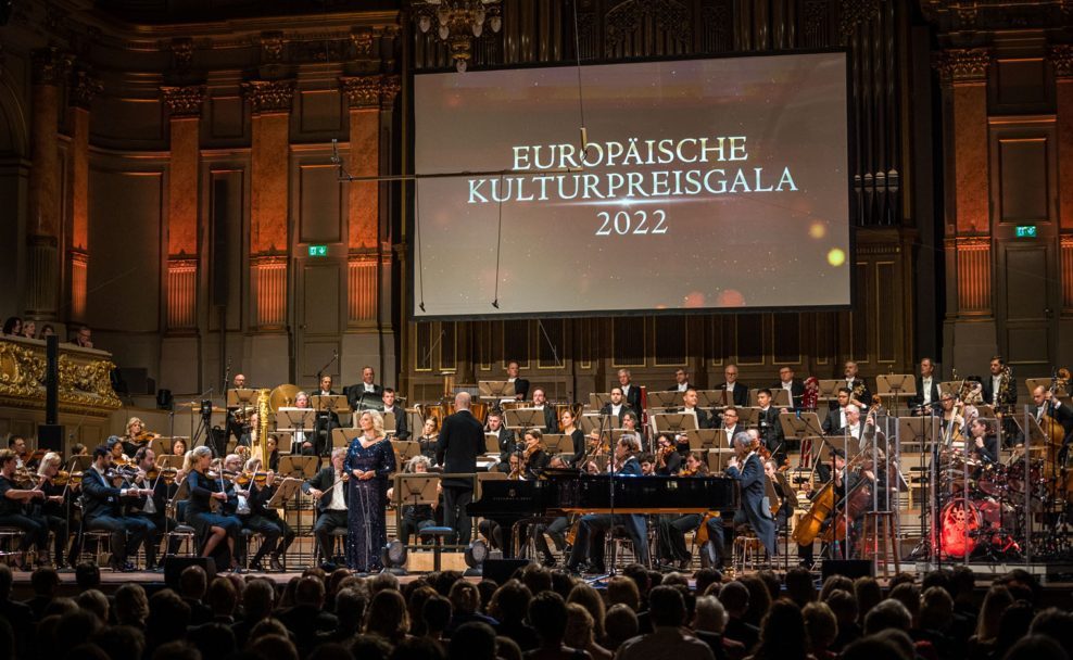Camilla Nylund mit Orchester während der Verleihung der Europäischen Kulturpreise.