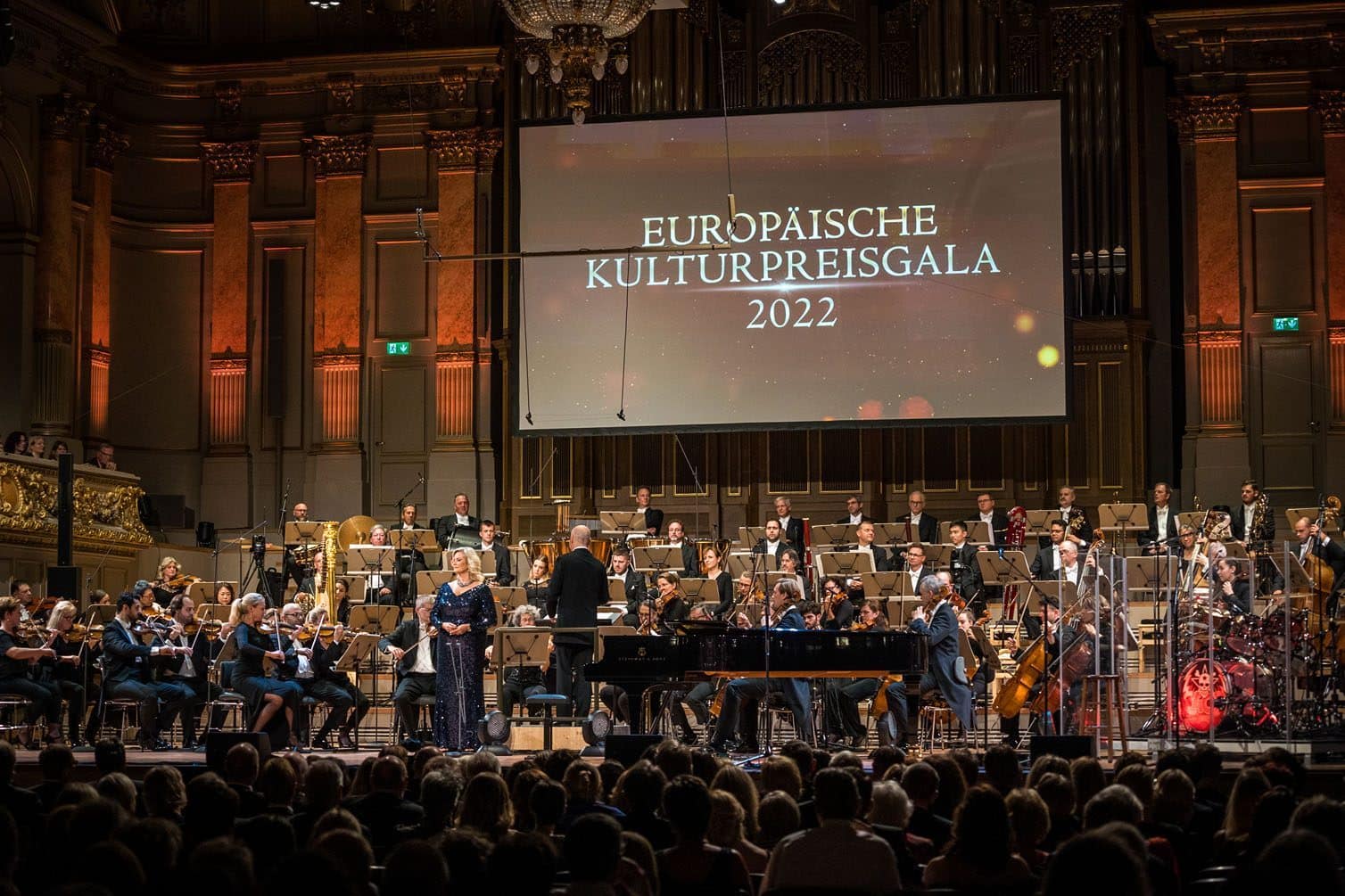 Camilla Nylund mit Orchester während der Verleihung der Europäischen Kulturpreise.