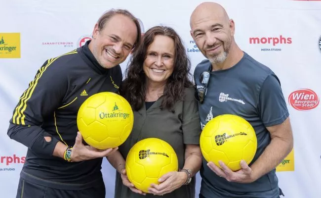 Leo Aberer mit Andrea Brem und Roman Gregory für den Band Fussball Cup 2022.