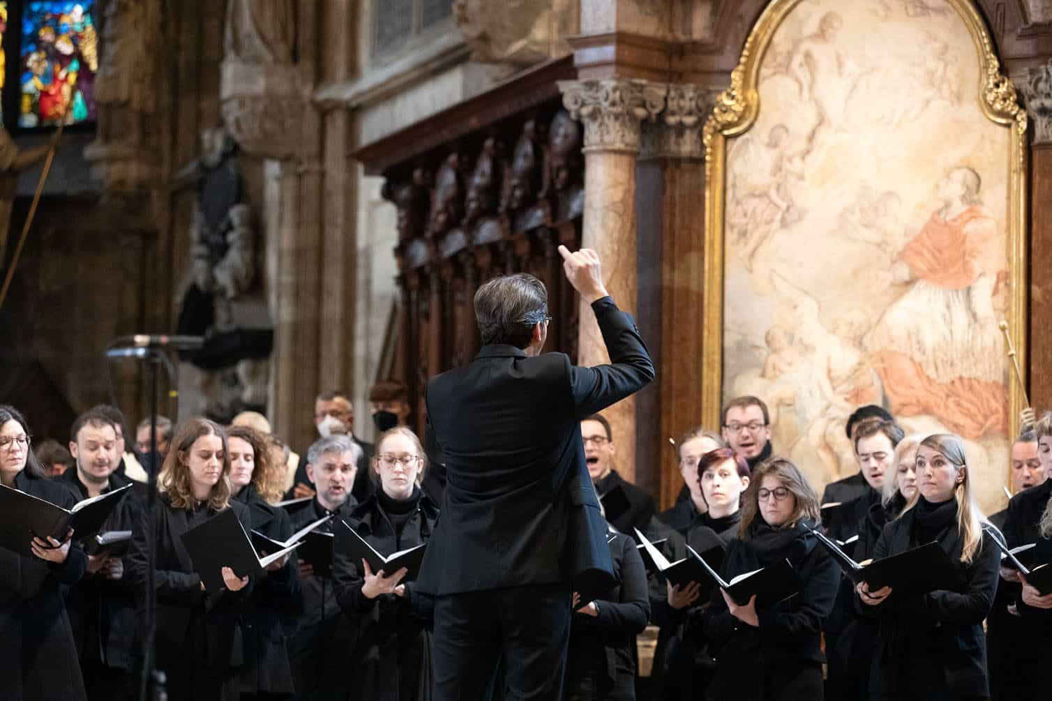 Domkapellmeister Markus Landerer dirigiert den Domchor im Stephansdom.