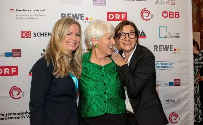 Claudia Reiterer, Maria Rauch-Kallat und Lisa Totzauer bei der Gala der MedienLÖWINNEN 2022.