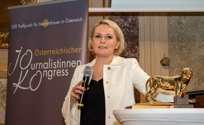 Lou Lorenz-Dittlbacher erhält MedienLÖWIN 2022 für ihr Lebenswerk.