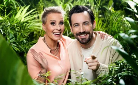 Sonja Zietlow und Jan Köppen moderieren das Dschungelcamp 2023 von RTL.