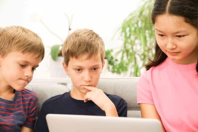 Schüler der Unterstufe erhalten Beratung von Lern-Coaches via Video.