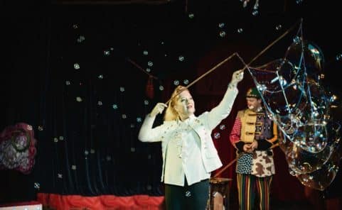 Wintercircus im Wiener Prater für Schulen und Kindergärten mit Artistin Yvonne Spindler.