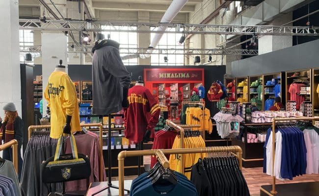 Im Shop kann man Erinnerungsstücke an die Harry Potter Ausstellung kaufen.