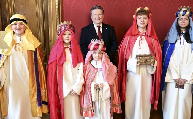 Wiens Bürgermeister Ludwig empfängt „Heilige Drei Könige“.