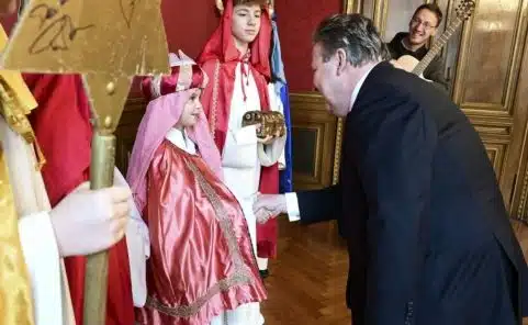 BürgermeisterMichael Ludwig begrüßt Sternsinger im Rathaus