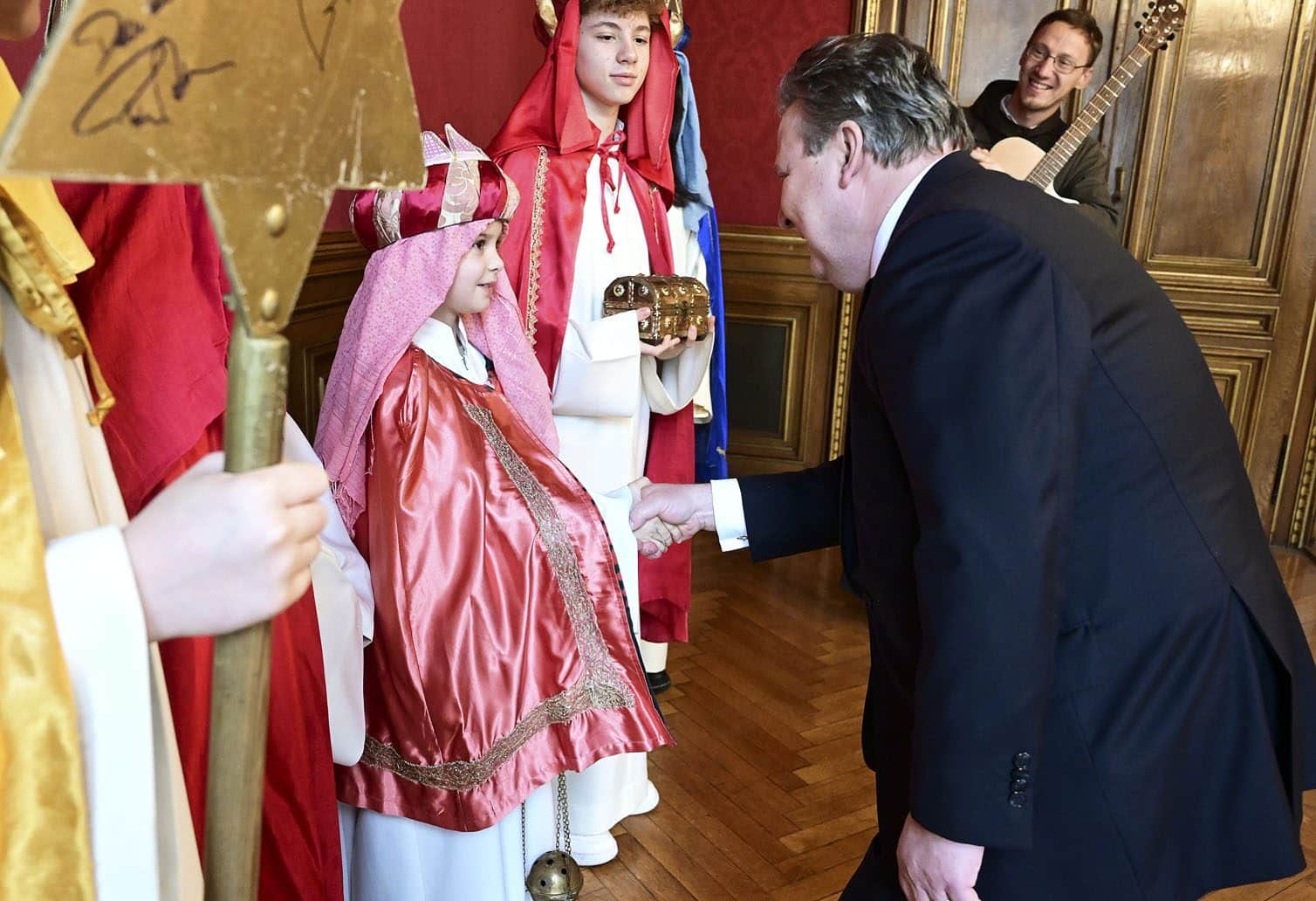 BürgermeisterMichael Ludwig begrüßt Sternsinger im Rathaus