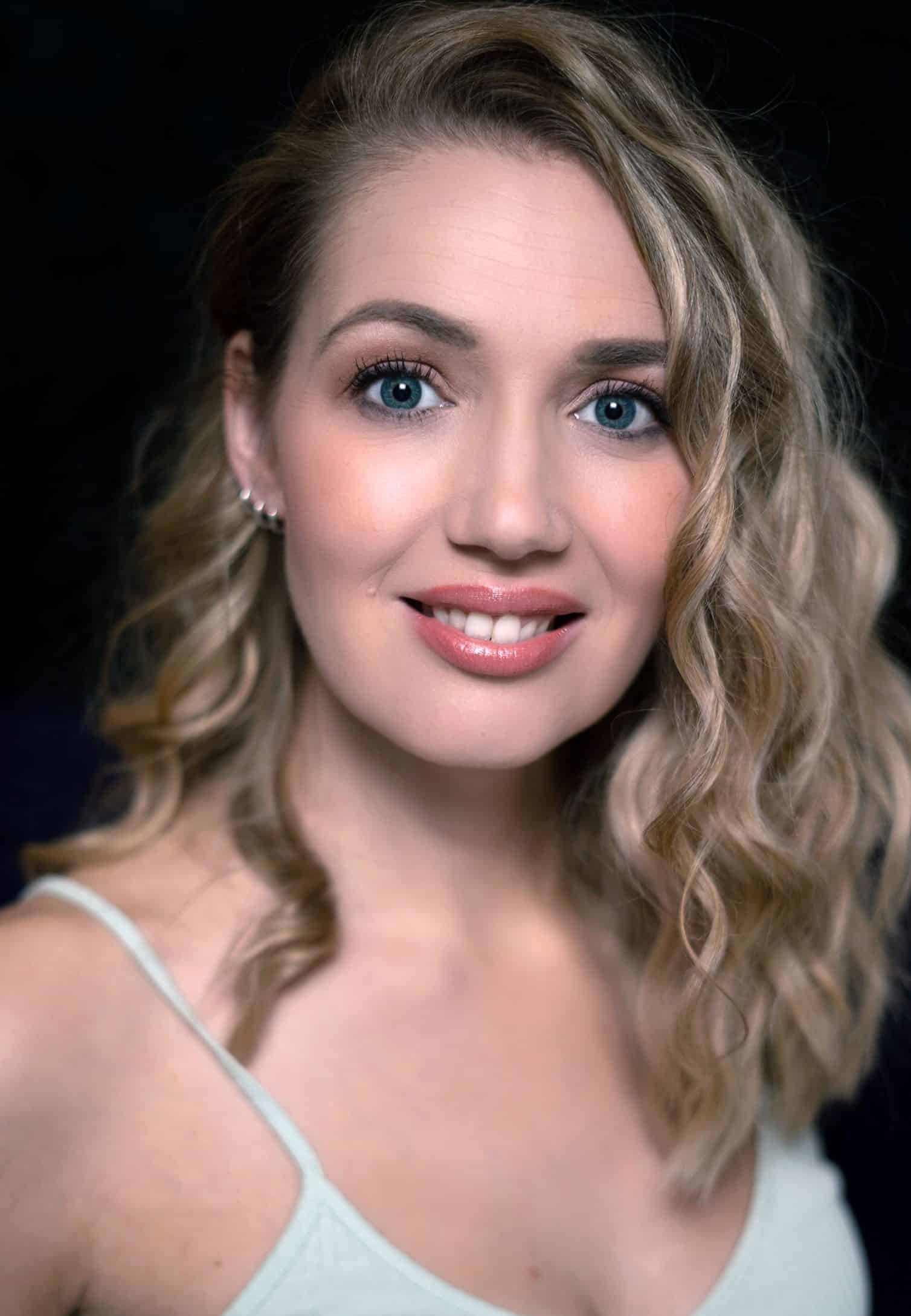 Sandra Bell ist Sängerin und Schauspielerin Sandra Bell ist Sängerin und Schauspielerin