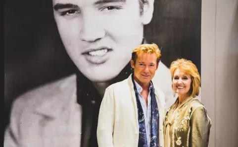 Donna Kay Presley begleitet die Auftritte von Dennis Jale und der TCB-Band in Wien.