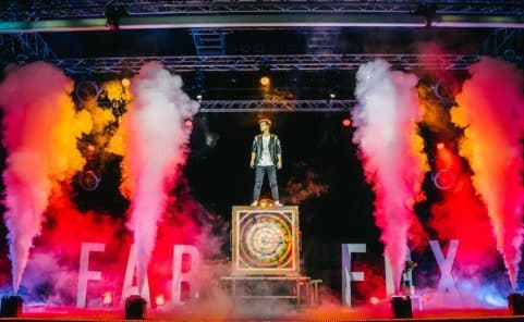 Fabian Blochberger alias FAB FOX geht mit magischen Stunts und spektakulären Illusionen auf Österreich-Tournee.