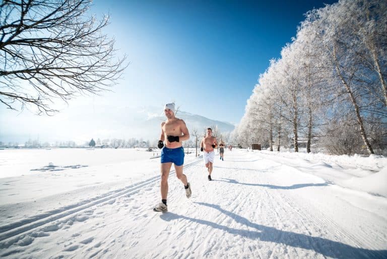 Laufen, Langlaufen und ein Eisbad im 2° C kalten Wasser sind Teil der Ice4Life-Challenge in Gastein.