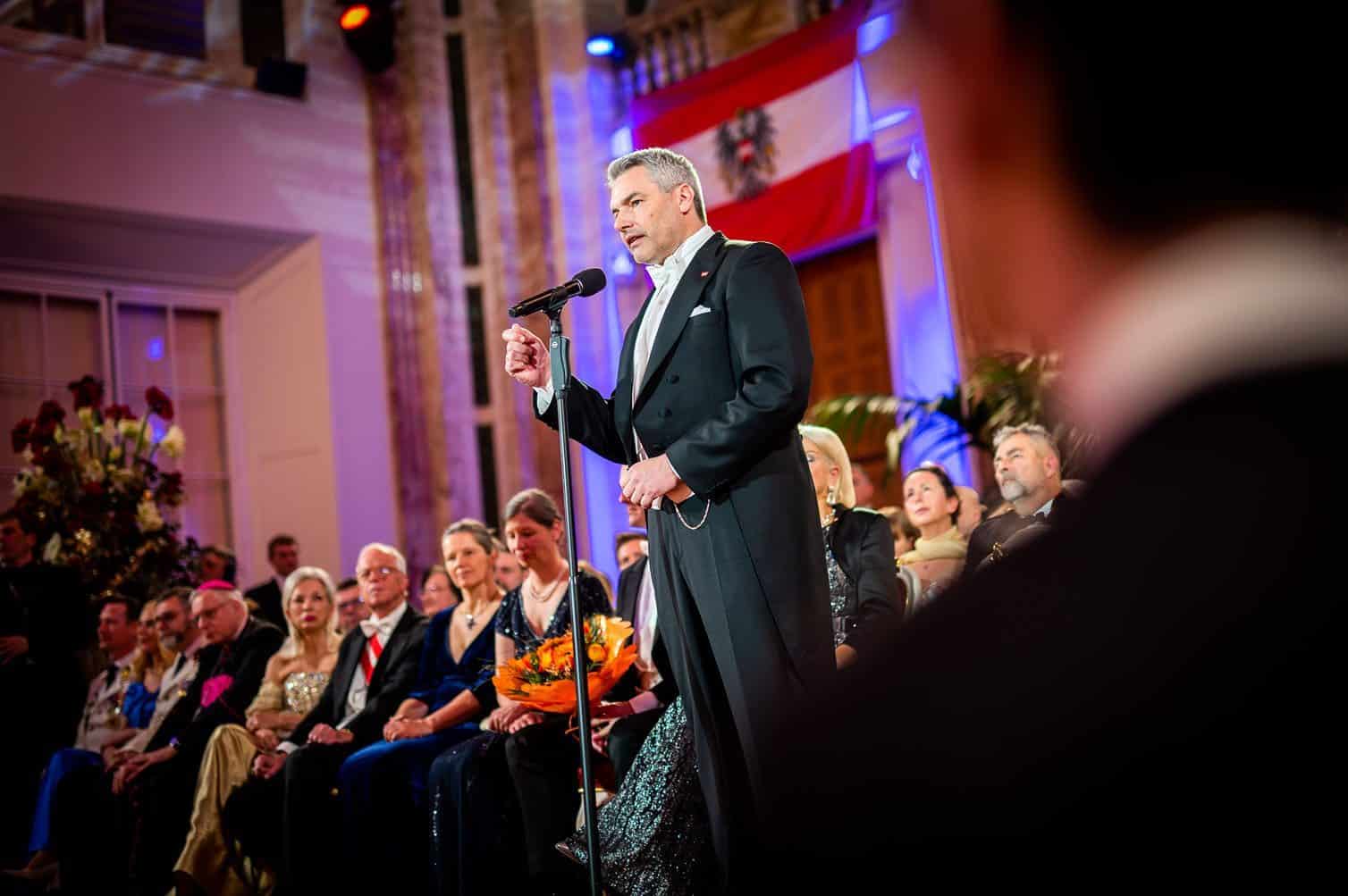 Bundeskanzler Karl Nehammer bei seiner Rede am Ball der Offiziere 2023.